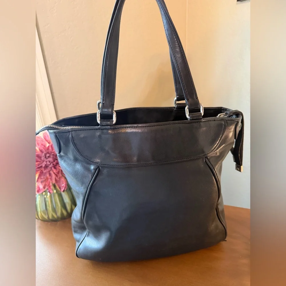 **SALE**Michael Kors Beautiful Vintage Black Leather Tote Bag - Picture 2 of 16